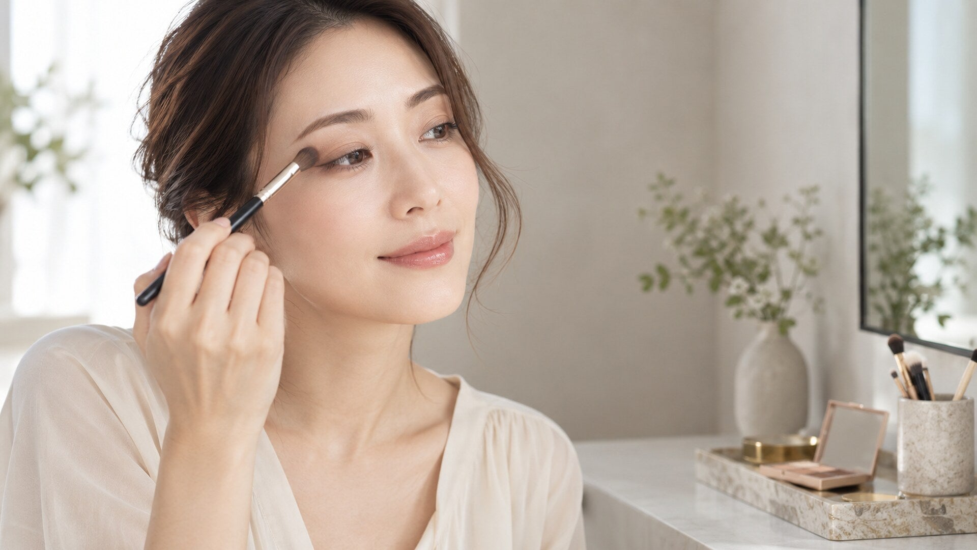 ベージュのアイシャドウが似合う人の特徴と単色の塗り方！一重・奥二重のコツも解説
