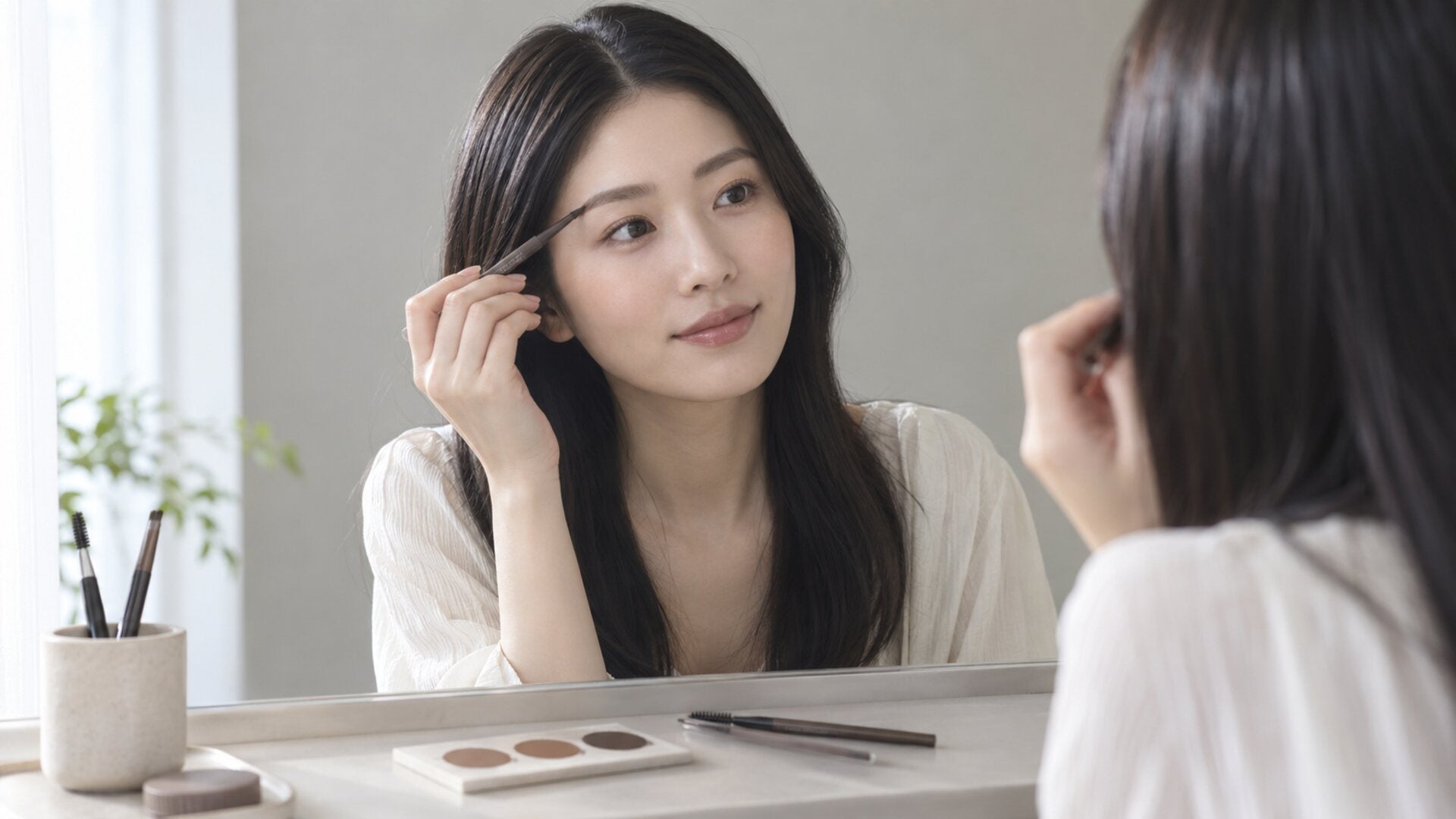 黒髪に茶色の眉毛はおかしい？浮いて見える条件と似合うブラウンの選び方を解説