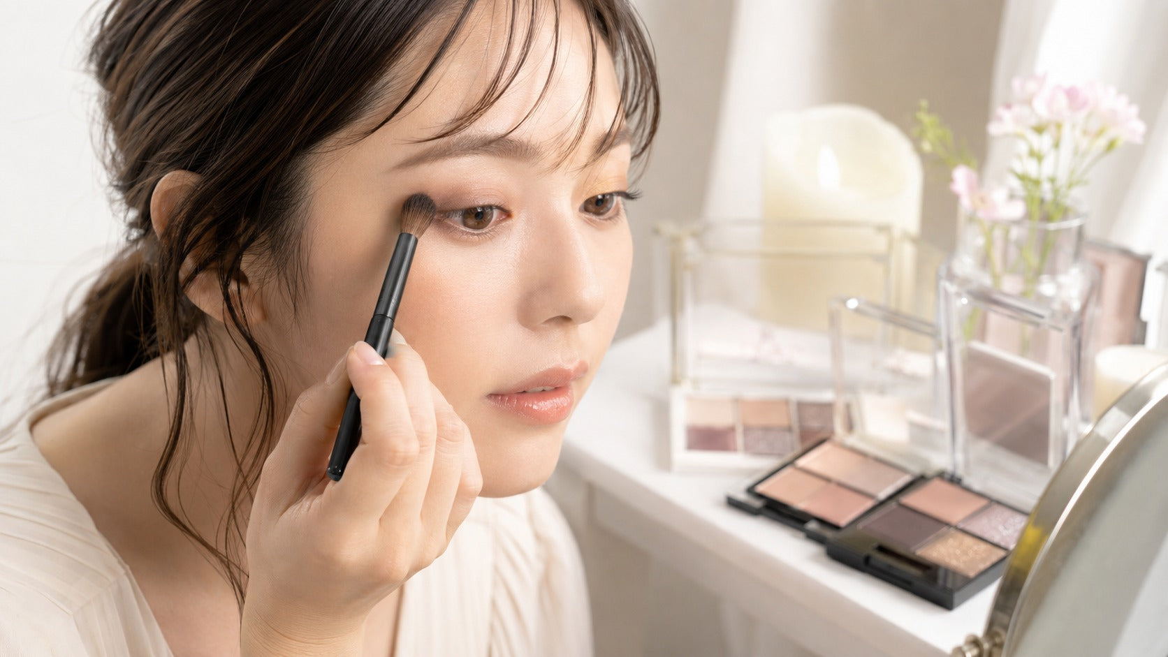 アイシャドウが落ちる4つの原因！密着力を高める落ちない塗り方と選び方