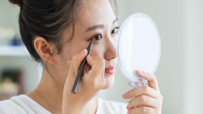 リキッドアイライナーの正しい引き方｜一重・奥二重・二重の仕上げ方も紹介