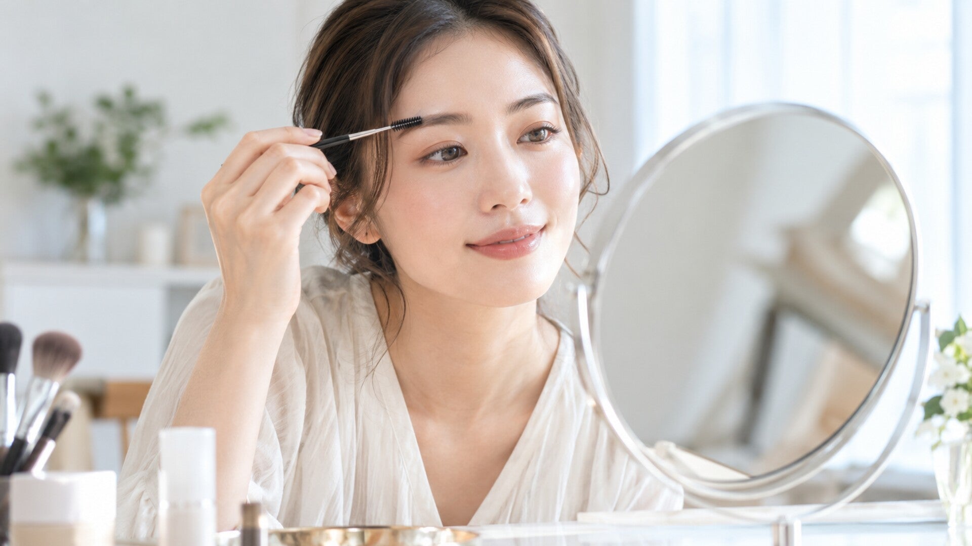 眉毛を描かない方が似合う人の特徴4つ！すっぴん風に見せる引き算の眉メイクも解説