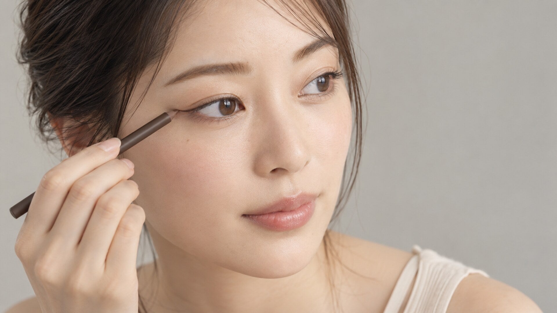アイラインは目尻だけでナチュラルに！基本の引き方とまぶたの形別のコツを解説