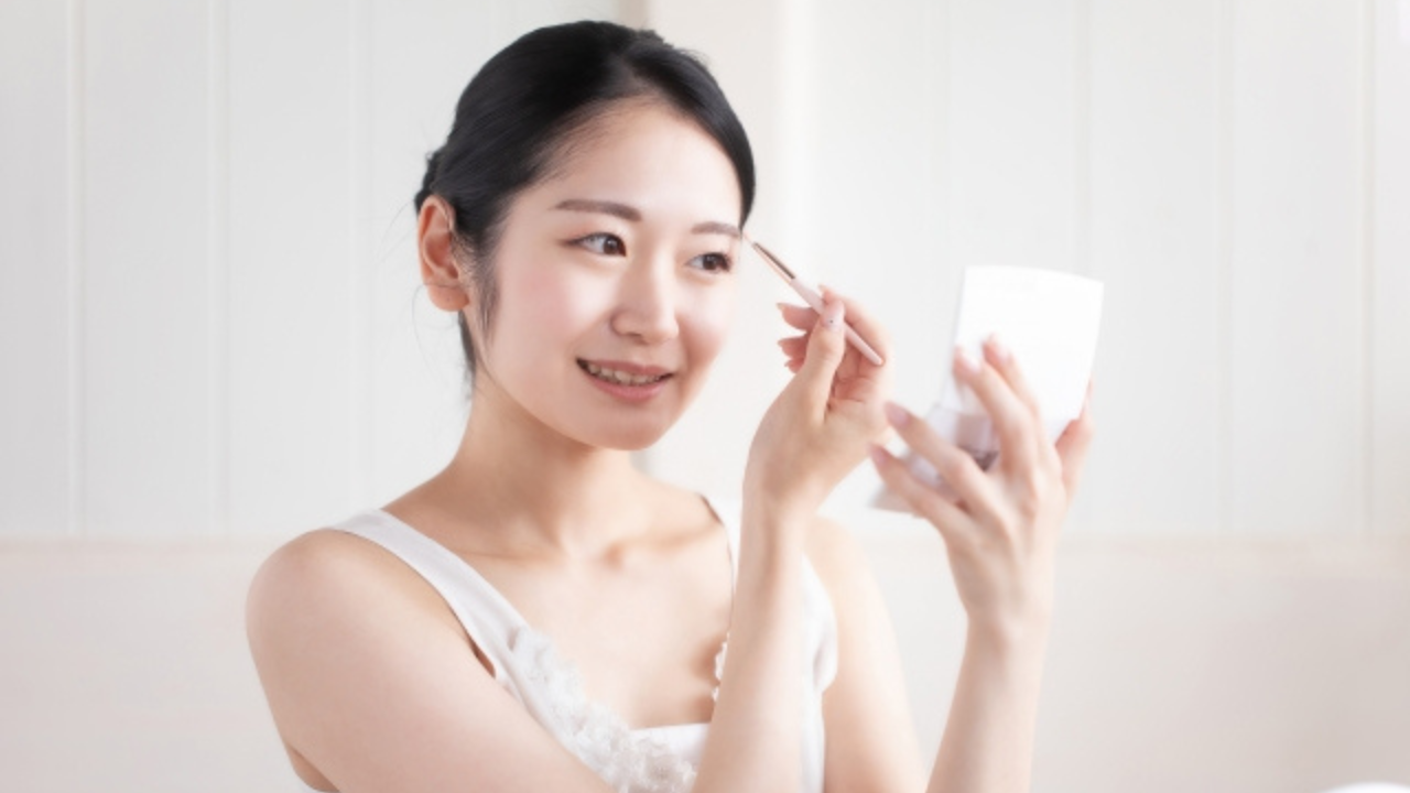 濃い眉毛を生かせばアイブロウはいらない！垢抜けを叶える自眉の整え方とメイク術