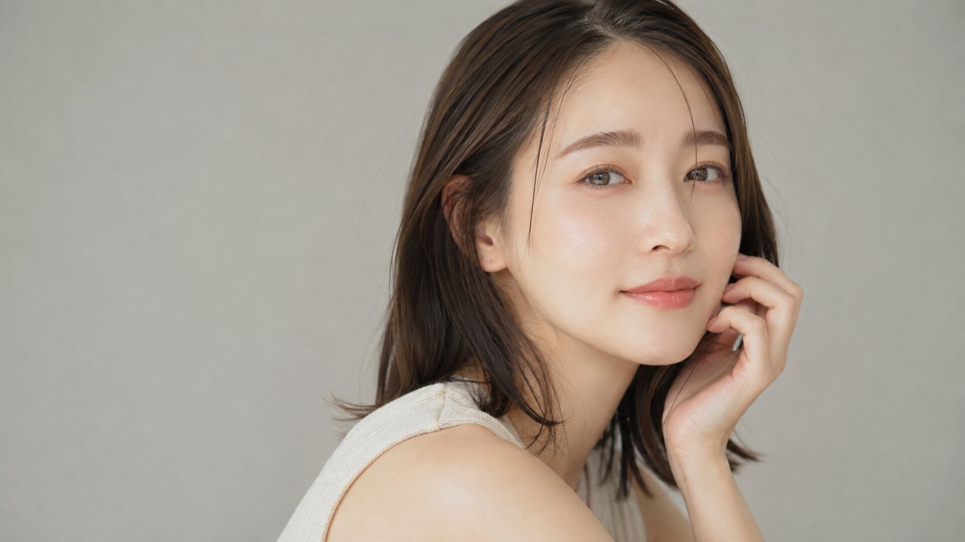 流行りの眉毛は「透け感×ゆるアーチ眉」！自分に似合うトレンド眉の作り方