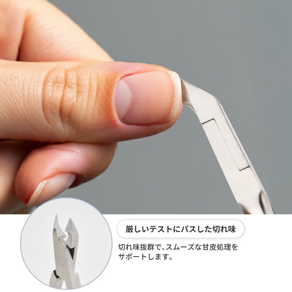 キューティクルニッパーで甘皮をカットする手元シーン