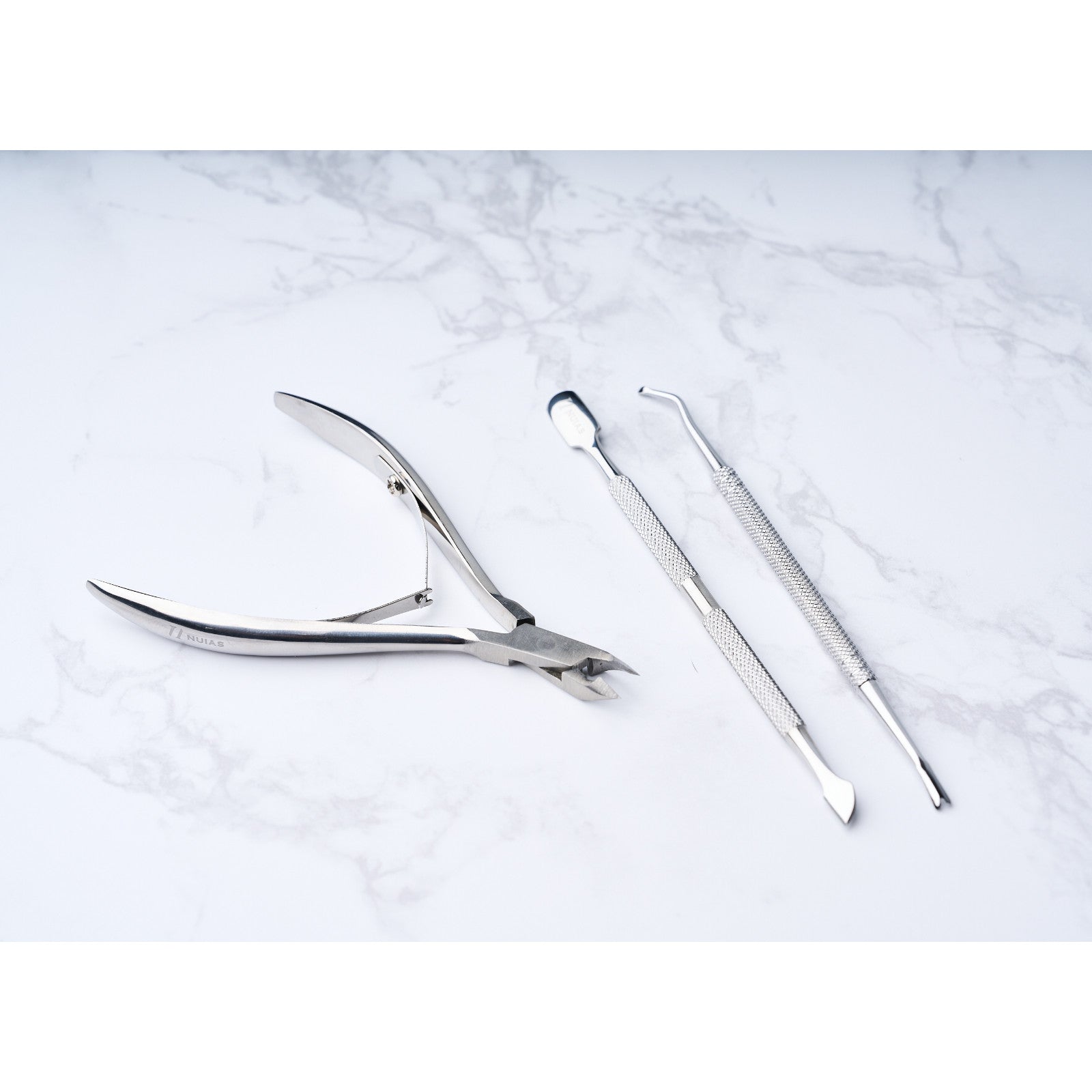 ネイルニッパー3点セットを並べた清潔感ある商品画像