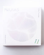 白地にホログラム風の「NUIAS」ロゴと円形ドットグラフィックが施された、ラディアンス シルキーパウダーの外箱正面画像